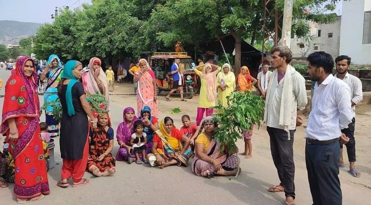 पानी की समस्या को लेकर महिलाओं ने लगाया जाम
