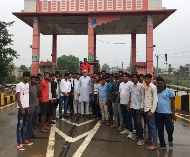 दो नगरपालिकाओं के बीच में टोल टैक्स नाका होने को बताया अनुचित         किसानों ने किया विरोध प्रदर्शन,टोल वसूली पर जताई नाराजगी