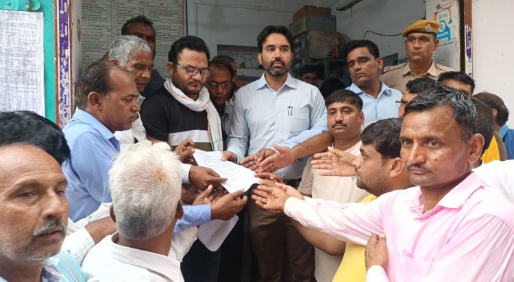 कार और बाइक की भिड़ंत में एक युवक की मौत का मामला, प्रशासन से सुलह के बाद पोस्ट मार्टम कर शव परिजनों को सुपुर्द ।