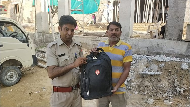 कच्चा बस स्टैंड पर ऑटो चालक को ऑटो में मिला सामान से भरा बैग, ईमानदारी का परिचय देते हुए पुलिस को किया सुपुर्द