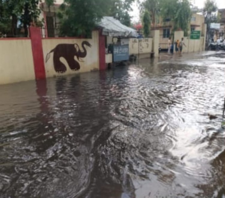 शहर की सफाई का जिम्मा जिनके हाथों में, उन्ही के सामने कीचड़ जमा