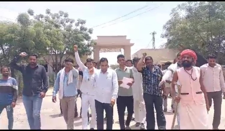 गोचर भूमि का गेट खोलने की मांग, आरएलपी पार्टी के कार्यकर्ताओं ने एसडीएम कार्यालय में किया विरोध प्रदर्शन, एसडीएम को ज्ञापन देकर चक्का जाम की दी चेतावनी
