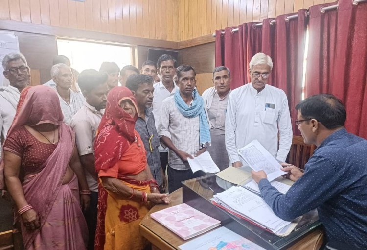ग्रामीणों ने एसडीएम कार्यालय के आगे किया प्रदर्शन, ग्रामीण बोले 11 महिनों से हमारे खेत का रास्ता बंद, एसडीएम ने कहा जल्द करेंगे समाधान