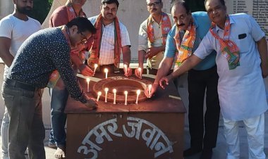 चिकित्सकों को अर्पित की श्रद्धांजलि