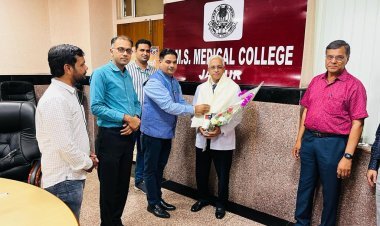 डॉक्टर्स डे के अवसर पर डॉ. राजीव बगरहट्टा को पुष्पगुच्छ देकर किया सम्मानित  मानव सेवा कर के लोगों की जिंदगी बचाना असली सेवा - शोभित जैन