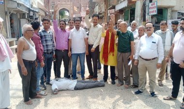 चूरू एकता मंच ने मेडिकल कॉलेज की नीतियों को लेकर गढ़ चैराहे पर किया प्रदर्शन दिया धरना, सेटेलाइट अस्पताल की मांग. 