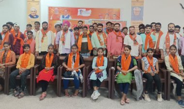 भाजपा युवा मोर्चा ने नव मतदाताओं का किया सम्मान