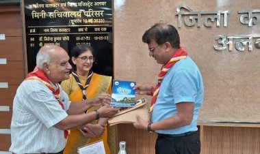 जिला कलेक्टर को स्कार्फ पहनाकर सम्मानित करते हुए संस्था की गतिविधियों के बारे में दी जानकारी