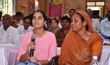 लाभार्थी संवाद में मुख्यमंत्री अशोक गहलोत ने चूरू की पालनहार मंजू और उनकी बेटी नेहा सैनी से की बातचीत*