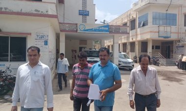 भू-माफियाओं पर कार्रवाई की मांग को लेकर वार्ड 07 के लोगों ने सौंपा ज्ञापन