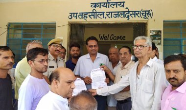 स्वर्णकार समाज ने किया विरोध प्रदर्शन : मुख्यमंत्री के नाम नायब तहसीलदार को सौंपा ज्ञापन  श्री डूंगरगढ़ लापता छात्रा का मामला   समाज की बेटी को सुरक्षित घर पहुंचाने की मांग   4 दिनों से लापता छात्रा का नहीं लगा अभी तक कोई सुराग   परिजन लगा रहे हैं मुस्लिम शिक्षिका पर बहला-फुसलाकर भगा ले जाने का आरोप