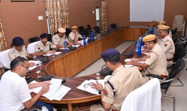 पुलिस लाइन सभागार में एसपी ने ली क्राइम बैठक बॉर्डर एरिया में अपराध नियंत्रण व निर्वाचन संबंधी दिए दिषा निर्देश 