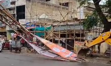 कथा से पहले स्वागत द्वारों पर उठे सवाल, आदेश मिलते ही जेसीबी से हटाए द्वार