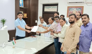 पत्रकारों की विभिन्न मांगो सहित पत्रकार सुरक्षा कानून की मांग को लेकर  मुख्यमंत्री के नाम कलेक्टर को दिया ज्ञापन    