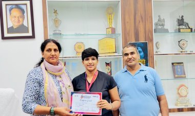 बॉक्सर खुशी को डॉ. कृष्णा पूनिया ने  दी बधाई