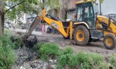 दो साल बाद हो रही है रेलवे फाटक वाले बड़े नाले की सफाई