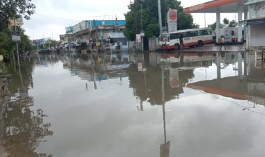 नवलगढ़ रोड जलभराव हादसे में जिम्मेदार अधिकारियों के खिलाफ जिला प्रशासन ने की त्वरित कार्यवाही