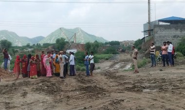 दबंग नेताओं का दबंग करिश्मा, 40 से अधिक अवैध खदानें संचालित, स्कूल के बच्चों को पढ़ने जाने के लिए सही रास्ते के बदले मिल रहे 1-1 हाथ के गड्ढे, बस वालों ने बच्चों को उनके घर पहुंचाने के लिए किया मना