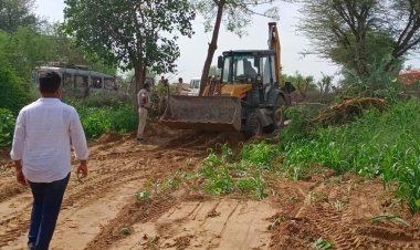 खड़ी फसल पर चलाया बुल्डोजर, किसान नेताओं में आक्रोश.. तहसीलदार के नेतृत्व में गांव गोपालपुरा में हुई अतिक्रमण हटाने की कार्रवाई