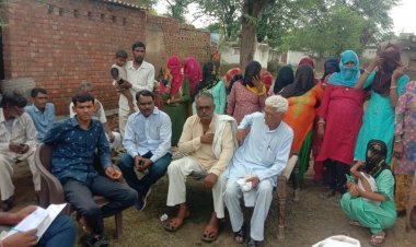 मौहल्ला धाणकान में बरसाती पानी भरने से घरों में पानी ने लोगों को घर से बाहर निकलने को किया मजबूर 