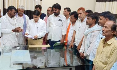 जिले की मांग को लेकर उपखंड कार्यालय का घेराव