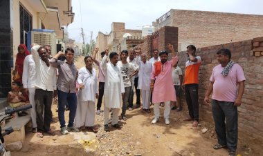 गली में सड़क नहीं बनने से परेशान वार्ड के लोगों ने किया प्रदर्शन, गली में सड़क बनाने की की मांग, नगर परिषद के आगे धरना देने की दी चेतावनी