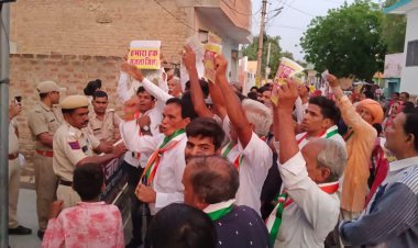 जिले की मांग को लेकर विधायक आवास के पास प्रदर्शन