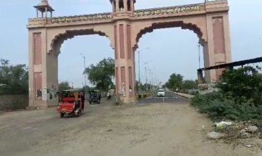 अशोक स्तंभ से शहर में आने वाली 25 फीट सड़क जर्जर, लोगों को हो रही हैं परेशानी, नगरपरिषद व पीडब्लूडी विभाग के खिलाफ लोगों में आक्रोश