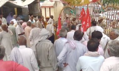 किसानों ने कलेक्ट्रेट के पांचों गेट बंद करवाकर किया प्रदर्शन आरएसी के जवान सहित पुलिस जाप्ता रहा मौजूद आमजन को करना पड़ा परेशानी का सामना