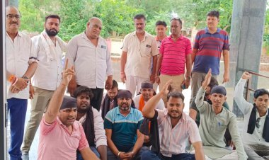 लाठीचार्ज के विरोध में किया प्रदर्शन 