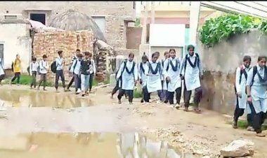 टूटी सड़क से परेशान होते विद्यार्थी और ग्रामीण