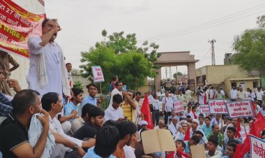 एसडीएम कार्यालय पर शिक्षकों का हल्लाबोल प्रदर्शन, शिक्षकों ने कहा हमें पढ़ाने दो नहीं करेंगे अन्य कार्य