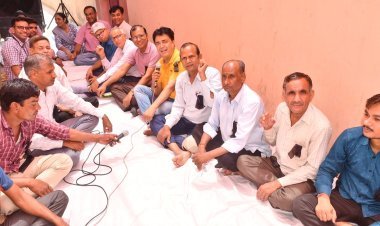 सहकारी बैंक कार्मिकों ने अपनी मांगों को लेकर दिया धरना कहा 16वां वेतन समझौता करें लागू