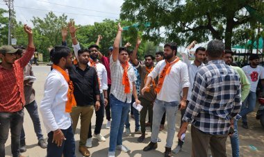 लाठीचार्ज के विरोध में एबीवीपी ने सौंपा राज्यपाल के नाम ज्ञापन