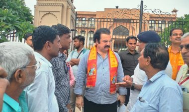 पत्रकार सुरक्षा कानून की मांग को लेकर आई एफ डब्ल्यूजे उतरा सड़कों पर  केबिनेट मंत्री खाचरियावास , आरटीडीसी चैयरमेन धर्मेन्द्र राठौड़ , मुख्य सचिव उषा शर्मा ने दिया आश्वासन 