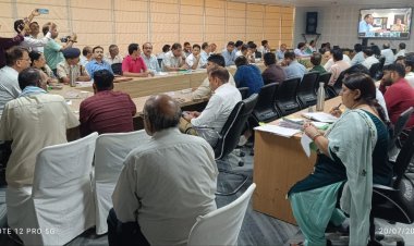 जिला कलक्टर ने संवेदनशील रहकर त्वरित समाधान करने के दिए निर्देश