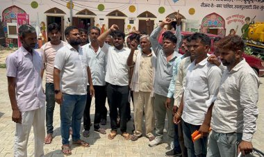 सड़क बनवाने को लेकर ईओ को सौंपा ज्ञापन..