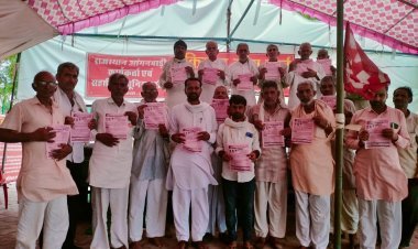 9 अगस्त की निर्णायक लड़ाई के पोस्टर का किया विमोचन