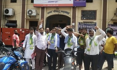 सफाई व्यवस्था और पट्टा वितरण की मांग को लेकर राष्ट्रीय लोकतांत्रिक पार्टी ने नगर पालिका परिषद में धरना देकर प्रदर्शन किया