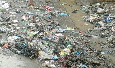 कच्चा बस स्टैंड न्यू मार्केट में नियमित सफाई नहीं होने पर मार्केट में लगा गंदगी का ढेर, कचरा नहीं उठाया तो नगरपरिषद के आयुक्त का जलाया जायेगा पुतला