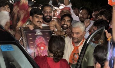 पूर्व मुख्यमंत्री वसुंधरा राजे का चोमू में भाजपा नेता शंकर गोरा के नेतृत्व में कार्यकर्ताओं ने किया भव्य स्वागत