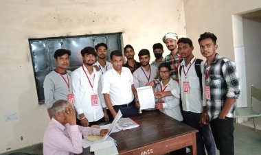 छात्रों ने कॉलेज शिक्षा आयुक्त के नाम विभिन्न मांगों को लेकर प्राचार्य को ज्ञापन सौंपा...