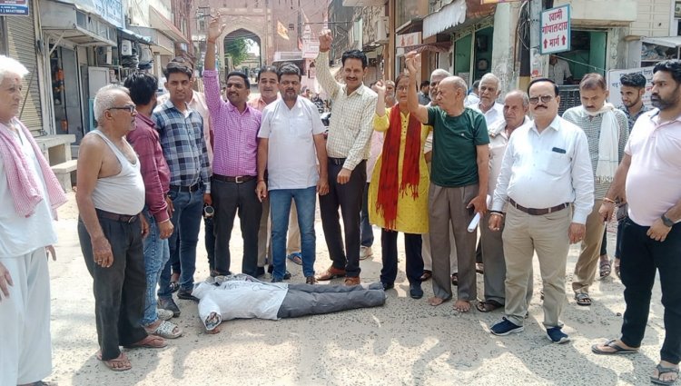 चूरू एकता मंच ने मेडिकल कॉलेज की नीतियों को लेकर गढ़ चैराहे पर किया प्रदर्शन दिया धरना, सेटेलाइट अस्पताल की मांग. 