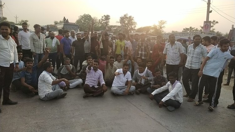 गोचर भूमि के गेट खुलवाने की मांग को लेकर आरएलपी नेताओं के नेतृत्व में लोगो ने दूसरे दिन भी लगाया जाम