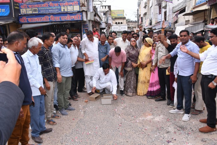गुप्ता भाजपा के प्रदेश कोषाध्यक्ष व चावला के प्रदेश मंत्री बनने पर कार्यकर्ताओं ने की आतिशबाजी 