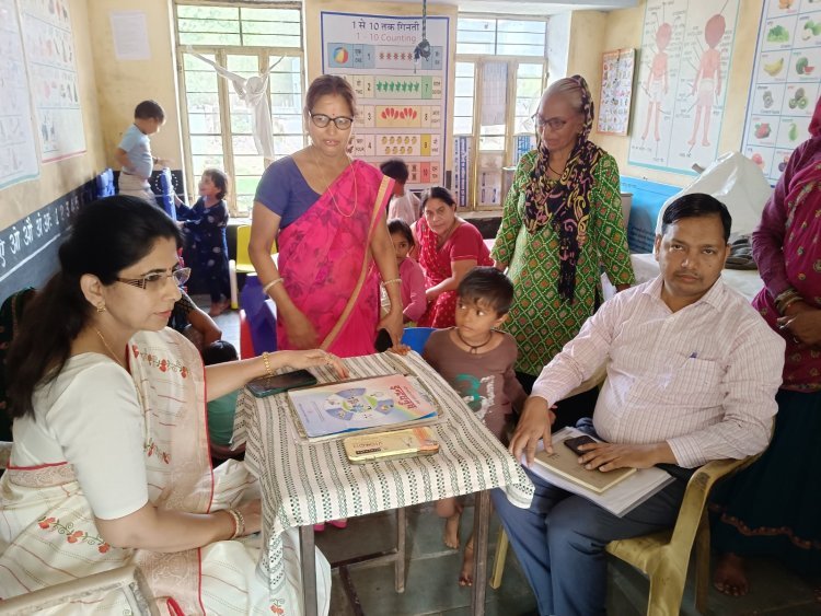 अतिरिक्त निदेशक ने किया विद्यालय एवं आंगनबाड़ी केन्द्र का निरीक्षण