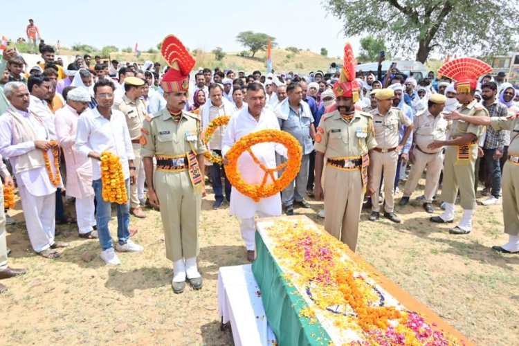 सेना का जवान शहीद, अंतिम यात्रा में उमड़े हजारों लोग