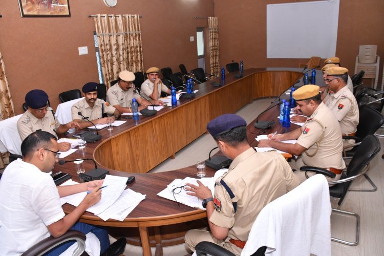 पुलिस लाइन सभागार में एसपी ने ली क्राइम बैठक बॉर्डर एरिया में अपराध नियंत्रण व निर्वाचन संबंधी दिए दिषा निर्देश