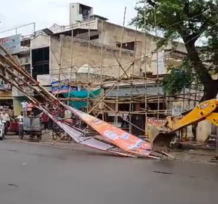 कथा से पहले स्वागत द्वारों पर उठे सवाल, आदेश मिलते ही जेसीबी से हटाए द्वार