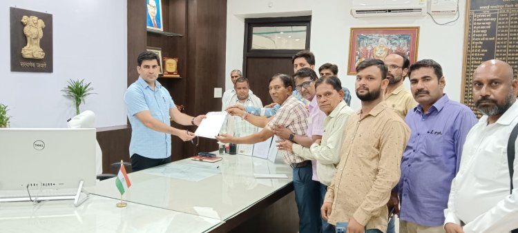 पत्रकारों की विभिन्न मांगो सहित पत्रकार सुरक्षा कानून की मांग को लेकर मुख्यमंत्री के नाम कलेक्टर को दिया ज्ञापन